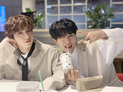 ONEUS 孙东柱 金英助
cr.official_oneus