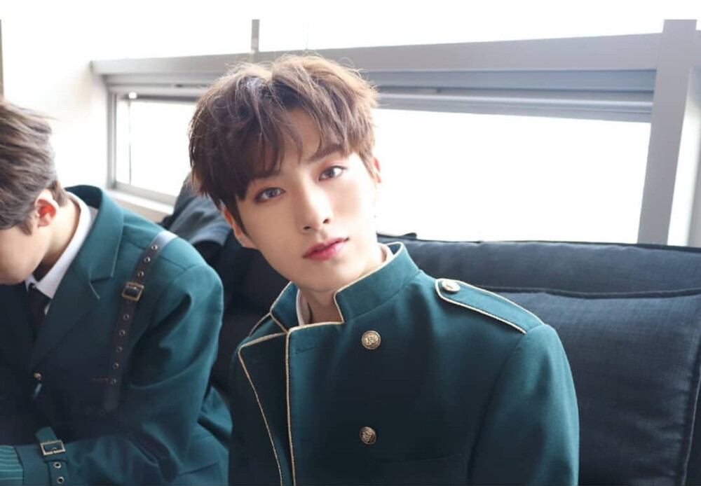 ONEUS 金建学 孙东柱
cr.official_oneus