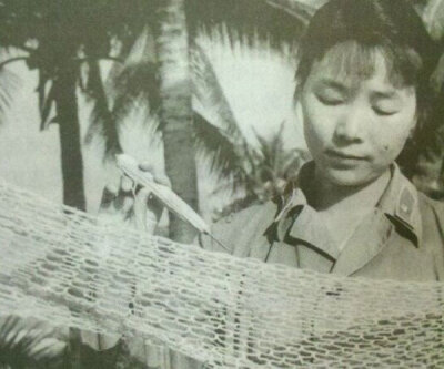 1962年田华在影片《碧海丹心》饰金小妹