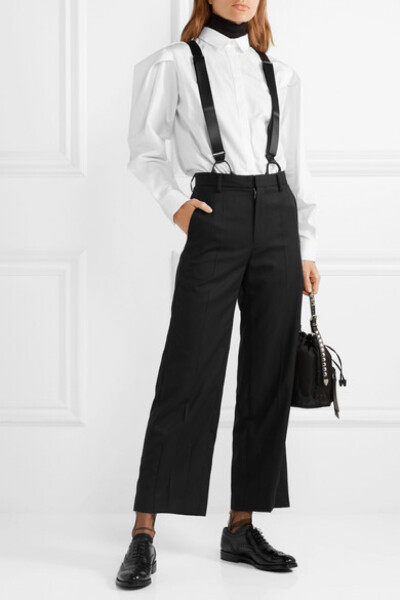 Noir Kei Ninomiya 2019 春夏系列秀场上，模特们都带着心皮打造的丰盈白色假发，来平衡略显严肃不苟言笑的纯黑色调造型。这款出自其中的直筒裤采用羊毛华达呢在日本打造，缎布背带上配有皮革接扣，不需要时可以卸掉…