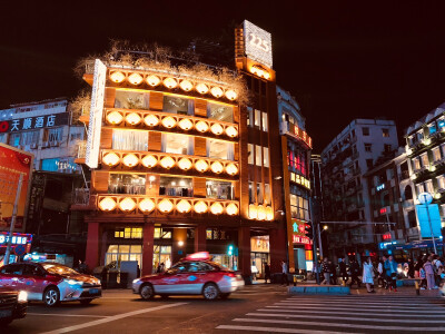 街边太多人与车 繁华闹市人醉夜