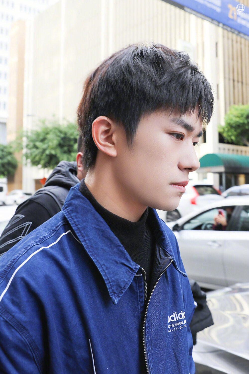 易烊千玺洛杉矶饭拍清澈双眸侧颜无敌好喜欢呀