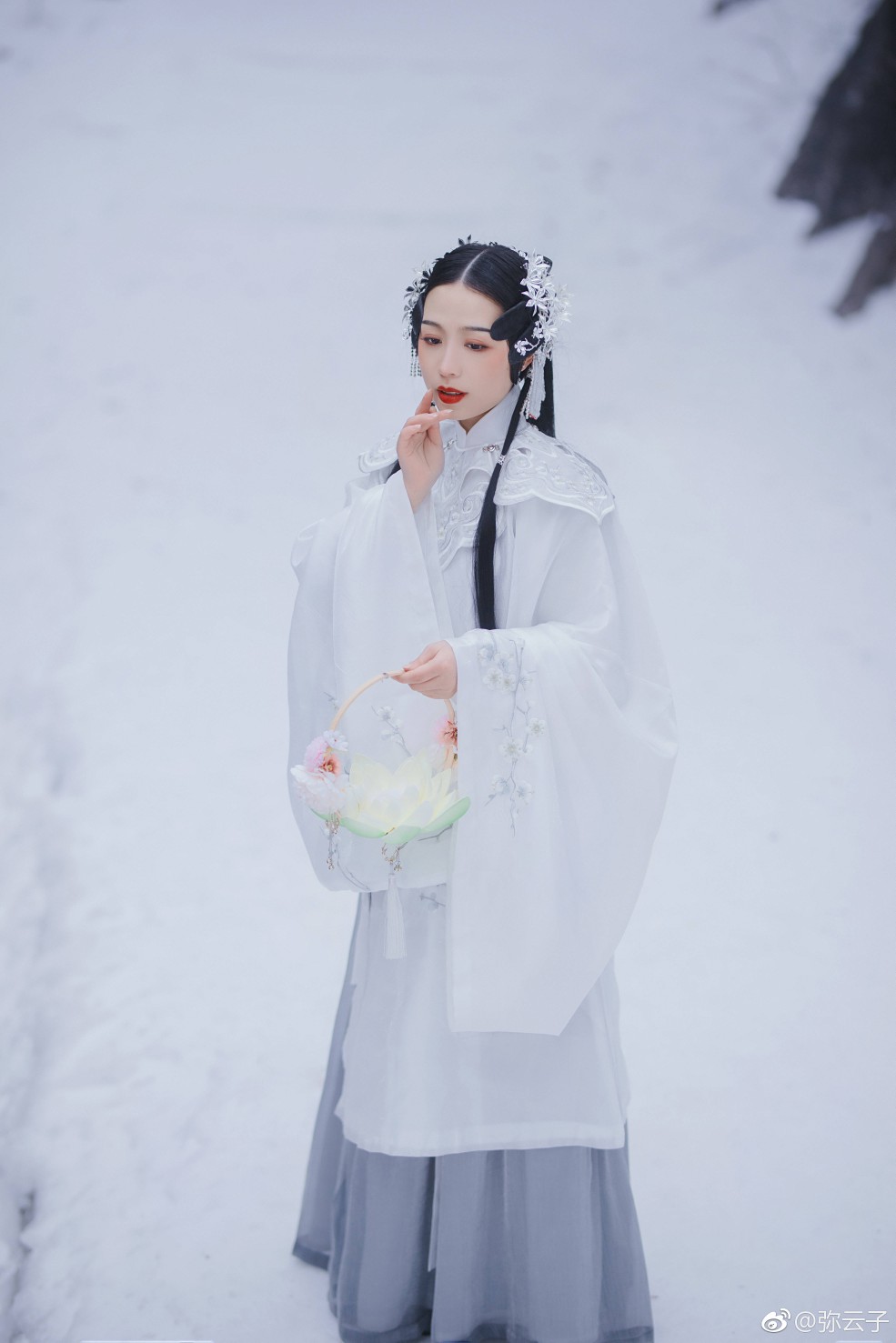 #成都约拍#
【 雪依旧，
温柔又多情 】
——
出境：@MmmmCJInLli
妆造：@一心只想化妆的阿蕾
摄影：@弥云子
——
#汉服写真# ​