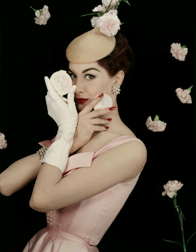 1955年，纽约，模特南希·贝尔格（Nancy Berg）。 ​（摄影：Erwin Blumenfeld） ​​​