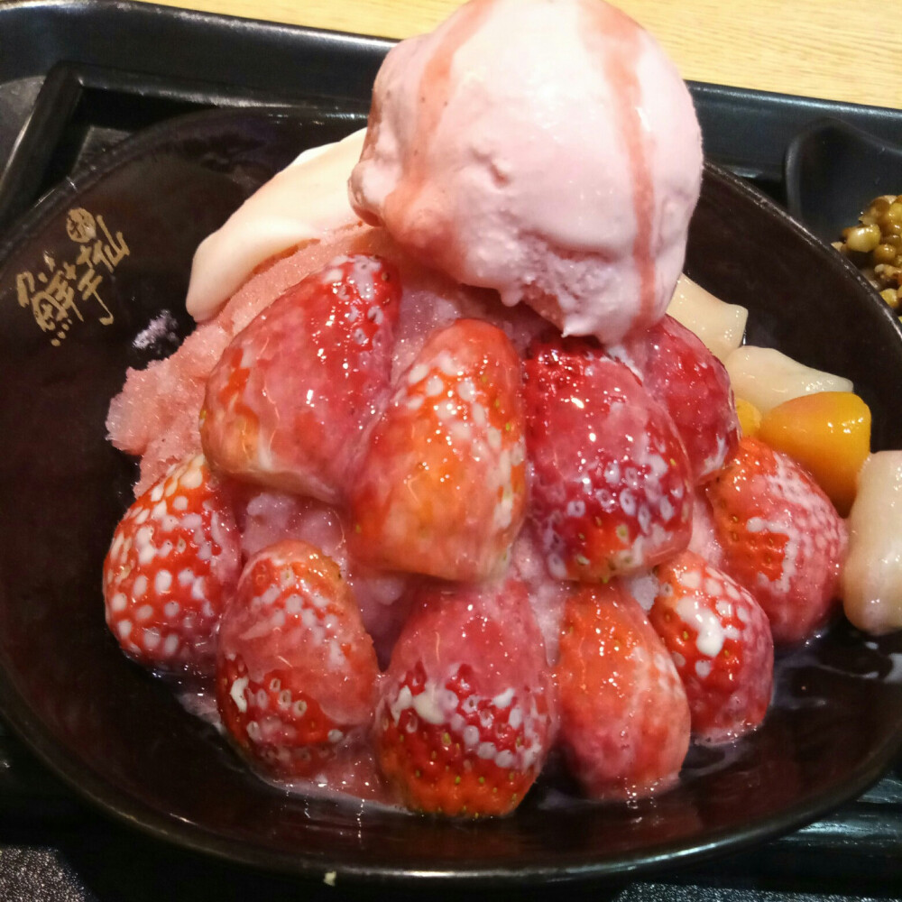鲜芋仙-新品：草莓冰沙，神仙甜品啊，芋圆，豆花，草莓，草莓冰淇淋，自己淋草莓酱，草莓酱真的很好吃