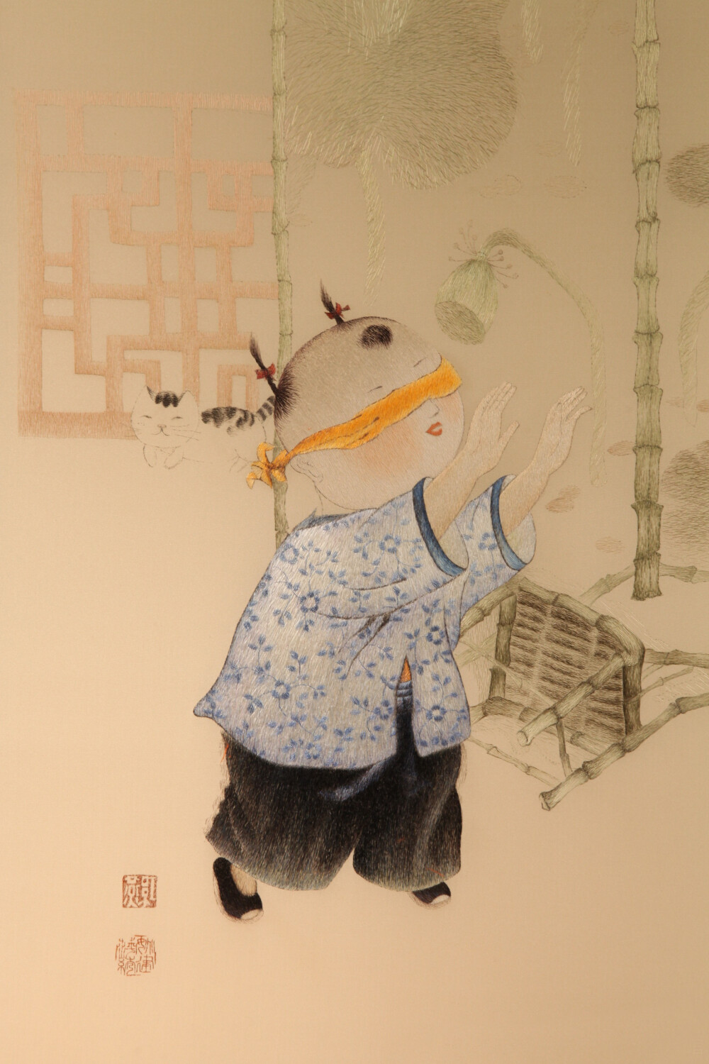 《婴戏图》用精妙的丝线和刺绣艺术打造了一副动人有趣的活泼绣卷，童子嬉戏，活动生动，意趣盎然 