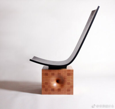 韩国设计师 lee jung hoon 便试图在作品中加入虫洞位置凹痕的形态，融入柔和曲线之美，在家具设计中加入扭曲空间的非常规美学价值，全系列家具包括座椅、抽屉以及餐盘。#求是爱设计#
