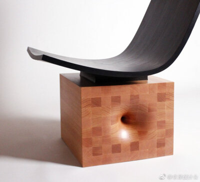 韩国设计师 lee jung hoon 便试图在作品中加入虫洞位置凹痕的形态，融入柔和曲线之美，在家具设计中加入扭曲空间的非常规美学价值，全系列家具包括座椅、抽屉以及餐盘。#求是爱设计#