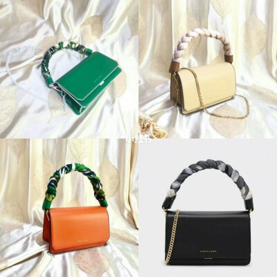 一定要看的小ck包包#CHARLES&KEITH
平价 好用 重点是超好看，嘿嘿来给你们种草一波
✨ck 兔耳朵包
为什么叫兔耳朵呢看两条绳子像不像兔子的耳朵呢，也叫招财包，反正名字很可爱了，而且这款的容量相对其他款容量…