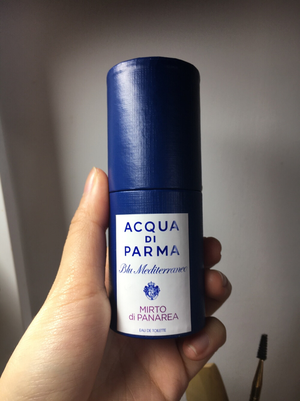 acqua di parma 桃金娘与加州桂
嘻嘻算是为了灿烈花钱了，他那个广告太戳我了！灿烈的同款香，真的很好闻，我写不来浮夸的香评！只会说，好闻！买！
但这款香水偏中性吧，不像有的香水闻起来就很娘哈哈哈，清爽好闻！而且前中后调蛮明显的！算盲撸成功啦！✌️