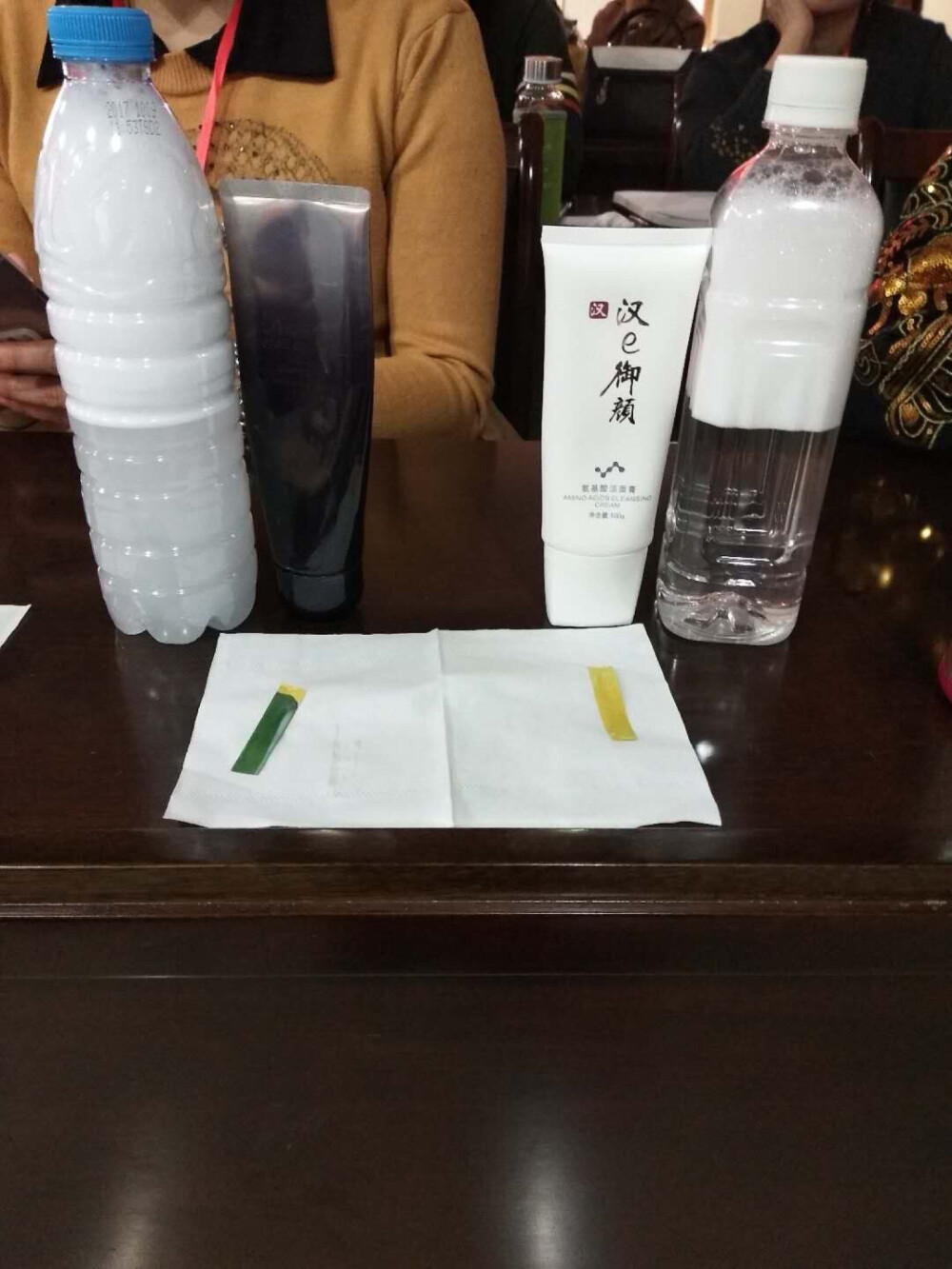  汉e御颜氨基酸洁面      专门转对于敏感肌肤设计的一款洁面乳，男女适用。纯氨基酸成分，温和不刺激，清洁毛孔内油脂及污垢，收缩毛孔，使肌肤细腻平滑，去黑头痘痘效果也是极好哒。敏感肌肤、孕妇小孩都可以用，洗完脸部一点都不会有紧绷的感觉，用一次你就会爱上。洗脸 刷牙 洗私密 都可以 安全到可以喝的一款洗面奶[强]