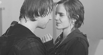 请嫁给那个陪你一起长大的人01陆白快要结婚的时候，说过一些很残酷的话：那些没跟爱情一起长大的女孩子，后来都会被婚姻淘汰。你可以偶尔像个小女孩，但是，大多数时候你得是个大女人。成年以后，没有人会一次又一次…