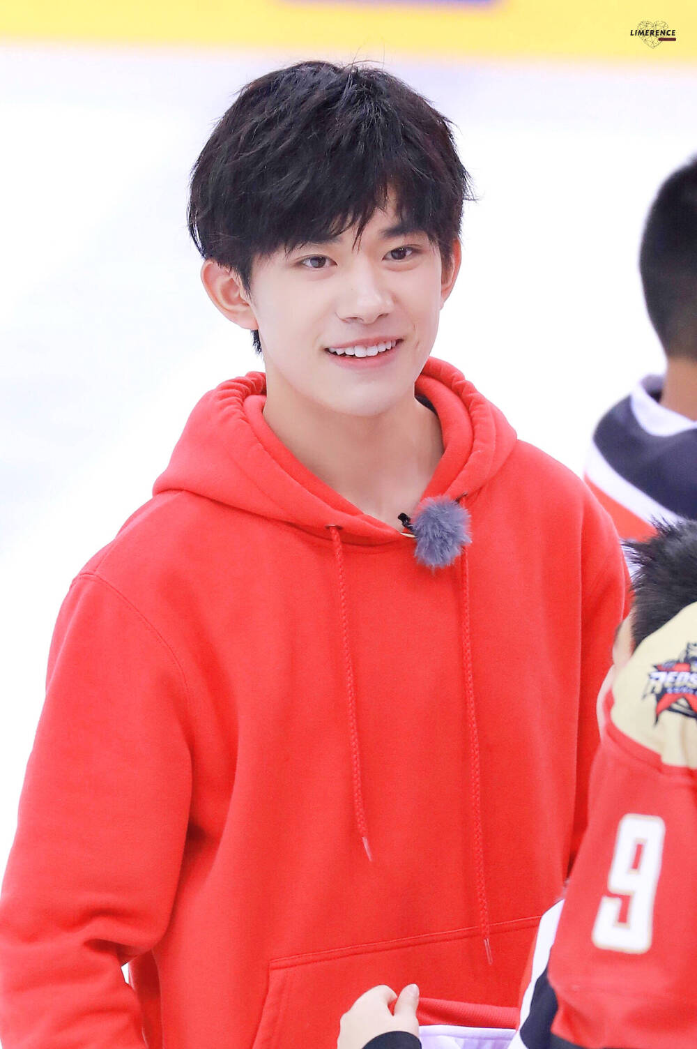 #易烊千玺 #tfboys CWHL加拿大女子冰球联赛开球 高清