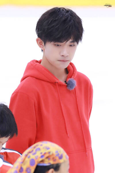 #易烊千玺 #tfboys CWHL加拿大女子冰球联赛开球 高清