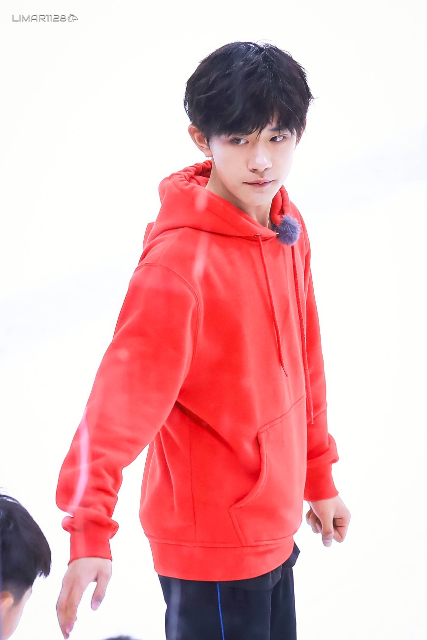 #易烊千玺 #tfboys CWHL加拿大女子冰球联赛开球 高清