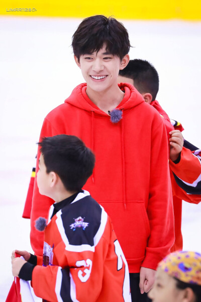 #易烊千玺 #tfboys CWHL加拿大女子冰球联赛开球 高清