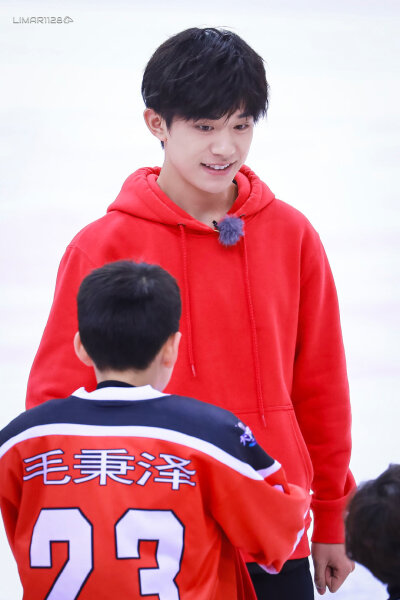 #易烊千玺 #tfboys CWHL加拿大女子冰球联赛开球 高清