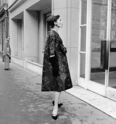 1958年，巴黎，穿伊夫·圣洛朗设计时装的模特