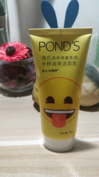 POND'S米粹润泽洁面乳，堪称最便宜的氨基酸洗面奶。使用效果一般，比较适合早上使用，如果是晚上卸妆后用，总有种洗不干净的感觉，比较适合学生党使用，老阿姨还是退散吧TAT