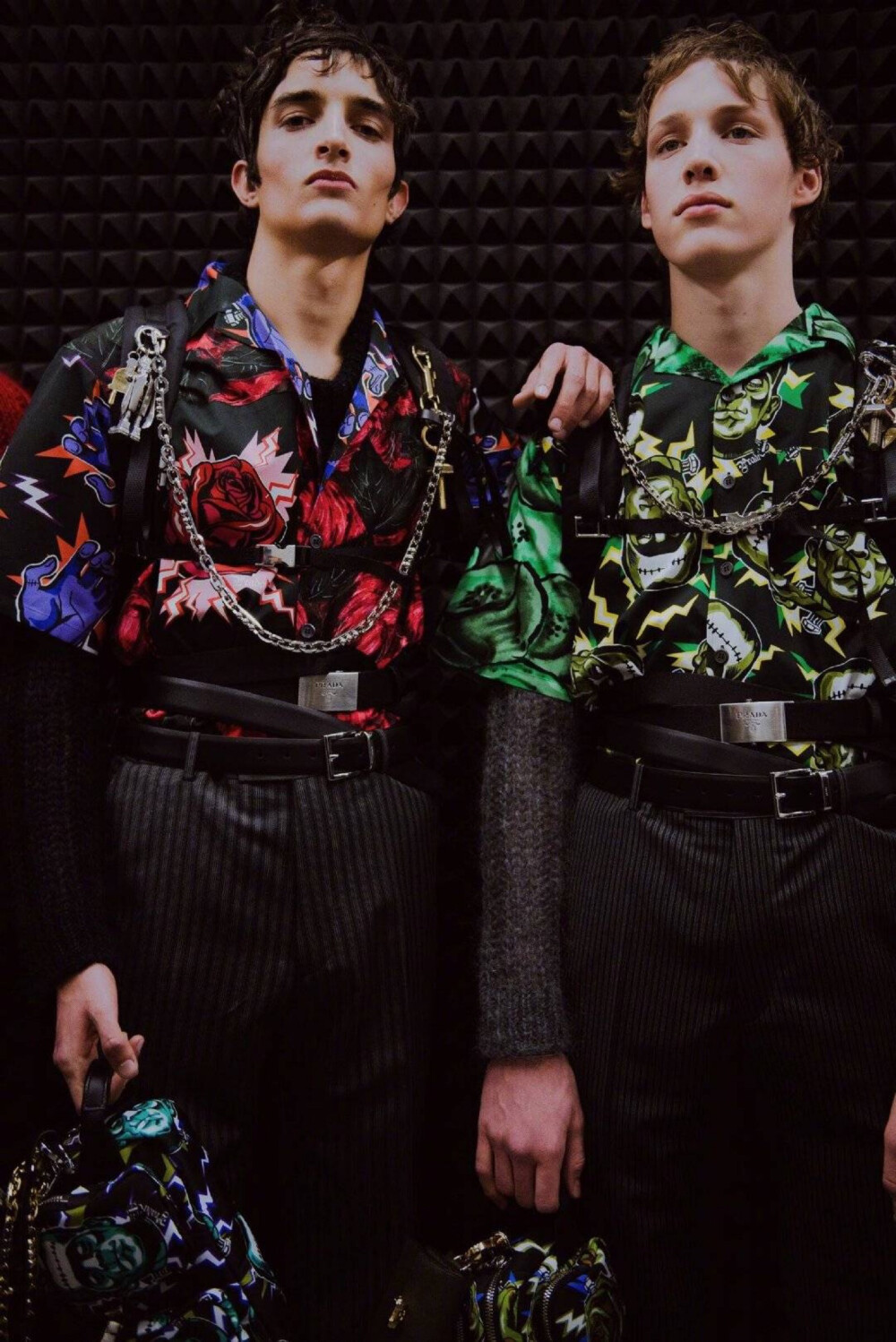 Prada 2019春夏男装秀后台的模特们
摄影师：Giacomo Cabrini ​