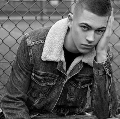 赫洛·费因斯·蒂菲Hero Fiennes-Tiffin，九七年的，是哈六的小伏地魔，但我想说的是他的新电影After，从这部电影预告认识的他。