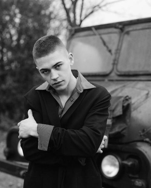 赫洛·费因斯·蒂菲Hero Fiennes-Tiffin，九七年的，是哈六的小伏地魔，但我想说的是他的新电影After，从这部电影预告认识的他。