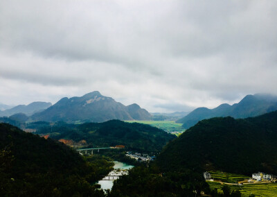 罗平.高山瀑布油菜花