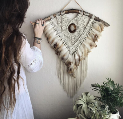 简单的挂毯图纹再加上美丽的羽毛，便可编织出原始部落的美，手工这门艺术真的是太赞了。
