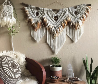 简单的挂毯图纹再加上美丽的羽毛，便可编织出原始部落的美，手工这门艺术真的是太赞了。