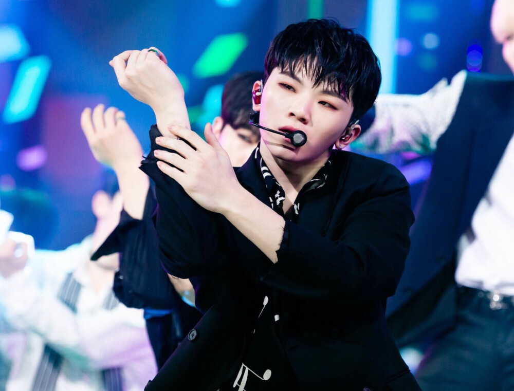 Seventeen
Woozi
李知勋
乌鸡