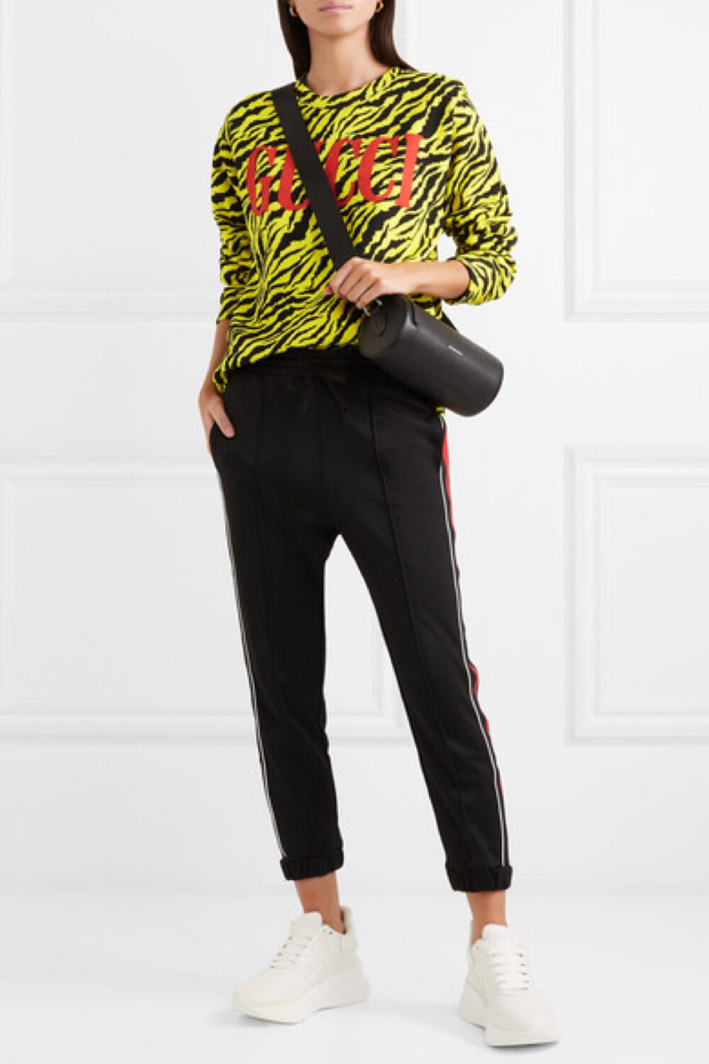 Gucci 的“鬼才”设计师 Alessandro Michele 向来无所畏惧，此番推出了新一系列的极繁主义作品。这款宽松休闲的荧光黄色卫衣印有虎纹图案和红色品牌 logo，吸睛的纹理和色调呼应了该系列的华丽摇滚风格。单品采用反面毛圈针织纯棉平纹布在意大利制成，天然带弹力的面料穿着舒适。本网站造型师偏爱它与休闲裤的搭配。