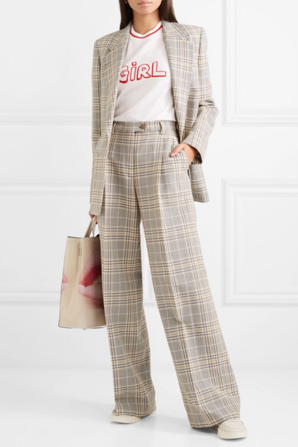 如果你把时尚达人 Kate Moss、Alexa Chung 和 Laura Bailey 当做造型标杆，那就不能错过英国设计师 Bella Freud 打造的这款毛衣。它出自品牌 2019 春夏系列，采用柔软的白色羊毛织就，衣身上的正红色 “Girl” 字样和圆领处的同色条纹巧妙呼应。