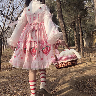 lolita裙子：甜巧莓op 宝：PUPPET NIGHT
鞋子：梅露露 宝：绵阳泡芙lolita
包包：红波点兔熊
lolita/软妹/可爱/