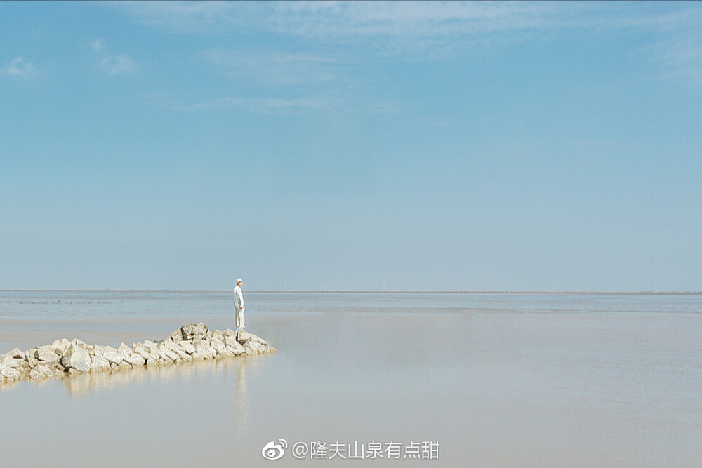 趁着天晴的春天阳光透过云层绿色铺满地面约上两三好友出门春游咯~#72变有点甜# —————————裤子：明天艺术家马夹：3Du家帽子：黑眼豆豆zhou拍照设备：佳能6d+镜头17-40⛰地点：上海市浦东新区南汇新城镇滴水湖#春日LOOK#