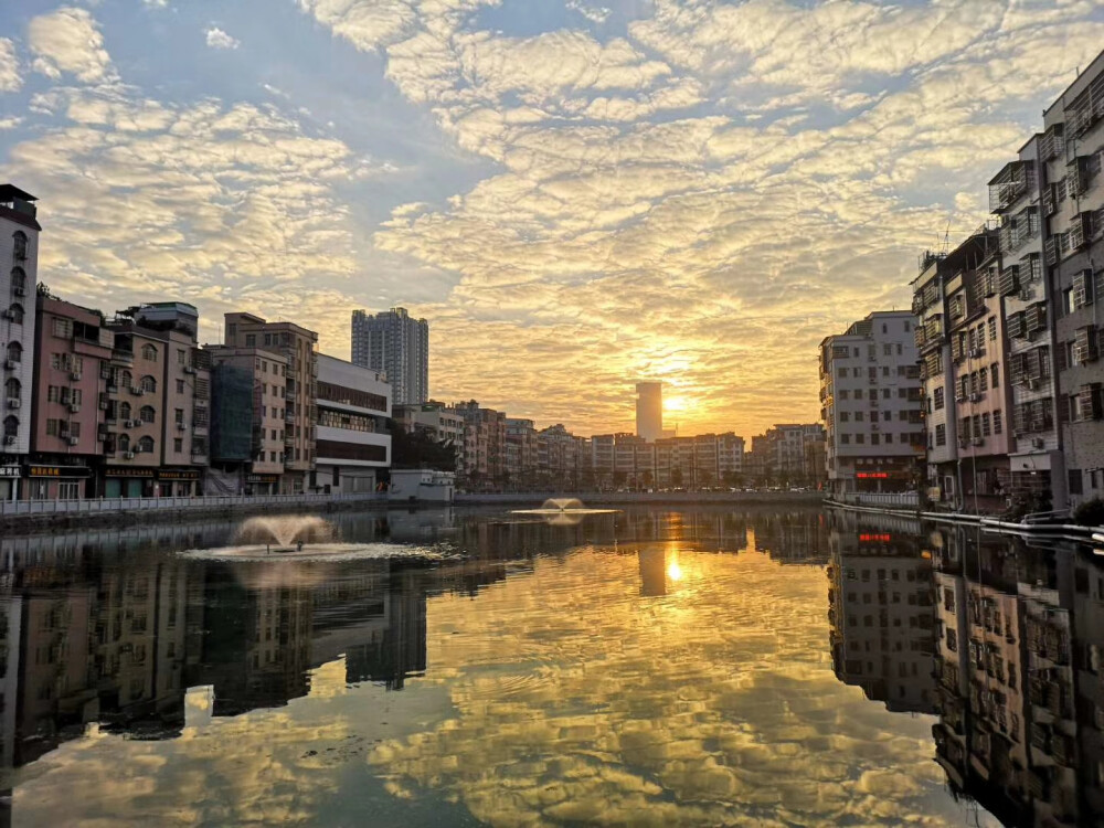 夕阳 池塘
在这个城市看到的
不知道家那边看起来又是一番怎样的景象