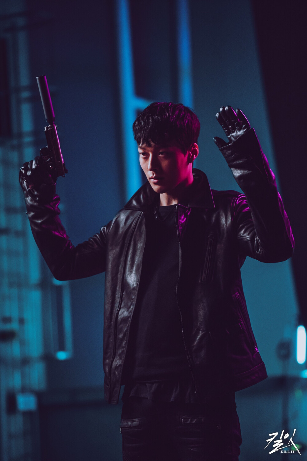 张基龙 &NaNa主演OCN新剧《Kill It》新预告公开！
该剧讲述了需要互相较劲的两位男女，在不得不向对方开枪的命运中，所发生的一连串的爱情故事。
张基龙饰演最顶尖杀手金秀贤，虽不善于表达，但内心深处是一个渴望爱的男人，他一面是拯救动物生命的兽医，一面是杀人不眨眼的冷酷杀手，角色非常具有挑战性。NaNa饰演警察大学第一名毕业的优秀刑警都贤真，是一个外表冷漠却懂得关注他人痛苦的人。3月16日首播！期待俊男美女组合