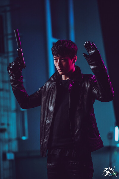 张基龙 &NaNa主演OCN新剧《Kill It》新预告公开！
该剧讲述了需要互相较劲的两位男女，在不得不向对方开枪的命运中，所发生的一连串的爱情故事。
张基龙饰演最顶尖杀手金秀贤，虽不善于表达，但内心深处是一个渴望爱…