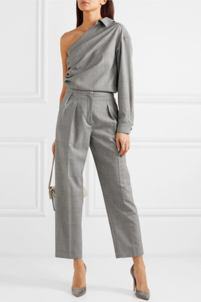Max Mara 在 2019 春夏秀台上将类似这款解构风上衣的单品，内搭在精裁装之下，打造出以 80 年代米兰西装为灵感的全格纹造型。这一版本以中等重量羊毛于意大利制成，整体廓形倾斜垂坠，敞开的翻领半绕颈项的一侧，并…