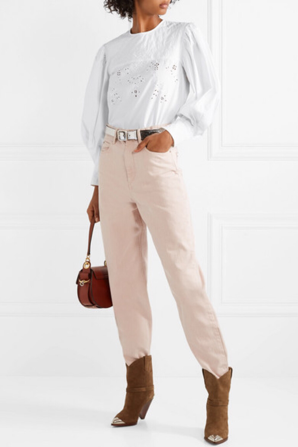 Isabel Marant Étoile 这款 “Wona” 女衫风格甜美，散发着波西米亚气息，尤为适合在天气宜人的城中或参加音乐节时穿着。单品裁自轻盈的白色纯棉府绸，绣有同色叶子，缩褶束口袖倍添时髦韵味。不妨搭配短裤，或将它扎入牛仔裤中。