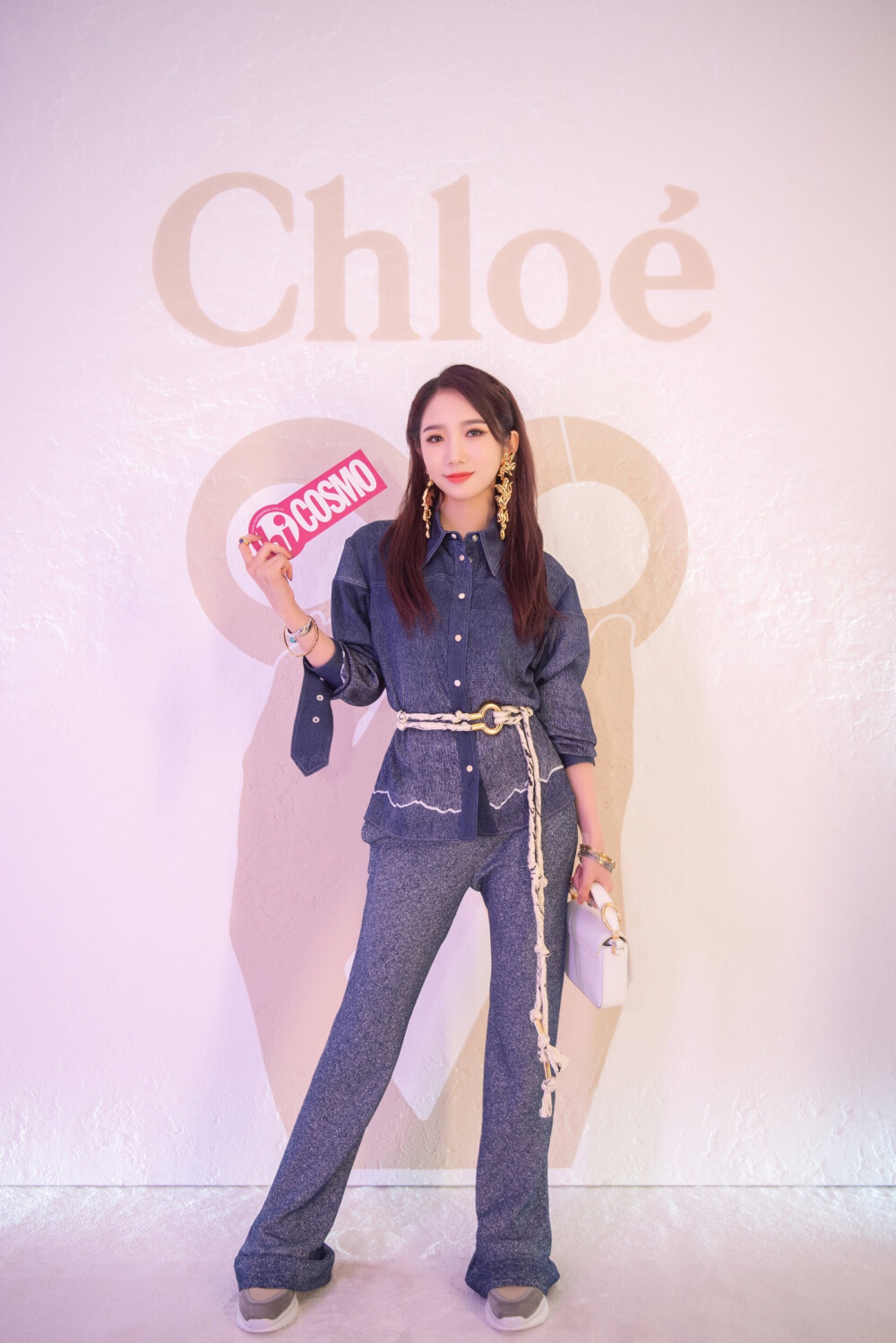 丹宁与巧妙的“套索丝绸腰带”的组合下，现代主义与嬉皮感并行。#chloeGIRLS# @火箭少女101_孟美岐 以#Chloe 2019春夏系列# 这抹蓝调，搭配纯白色#Chloe# Mini C Bag 迷你手袋，现身#Chloe 2019秋冬系列# 时装秀现场。