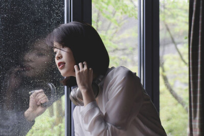 IU李知恩唯美雨天户外写真