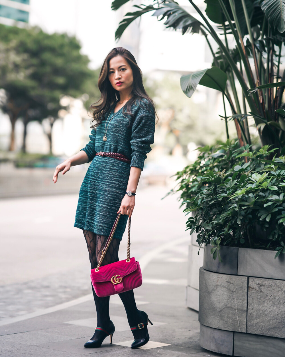 优衣库最新2019年春夏Uniqlo U系列，由前愛馬仕創作總監Christophe Lemaire 和团队所設計，今次示范就一條简單的连衣裙再配搭最近歐美極夯的Gucci 絲襪，展現高街風格與高端品牌融合。