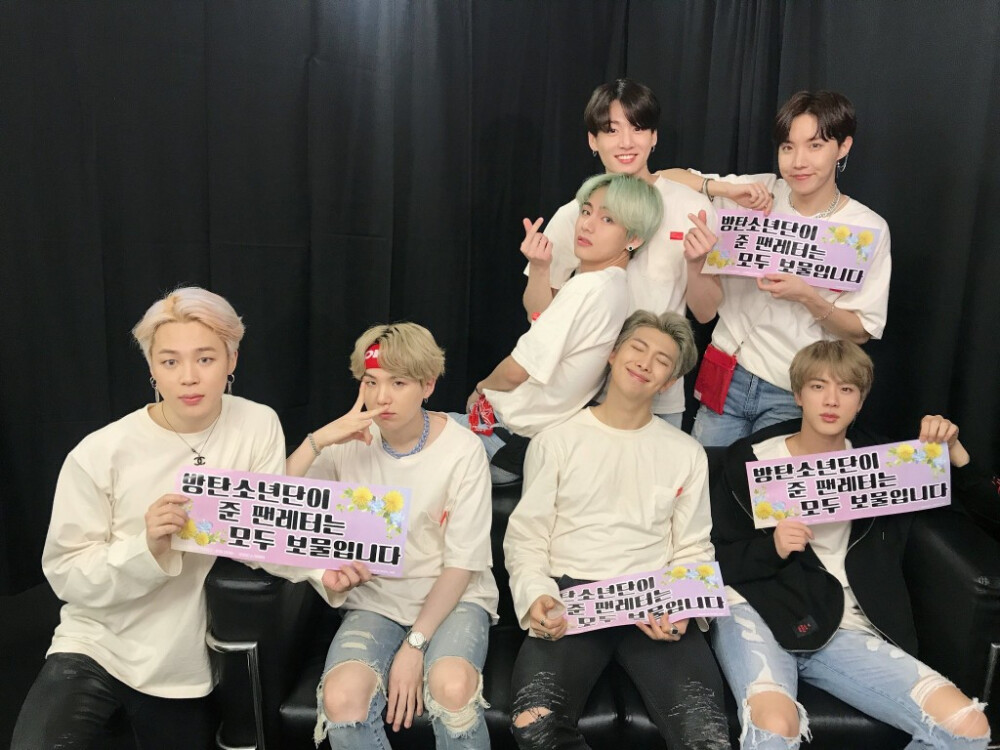 BTS 防弹少年团 20190217 “Thank you, Fukuoka! 今日也满载着名为阿米的美好风景 咔嚓咔嚓#福冈2回公演
手幅：防弹少年团赠予的fan letter都是宝物”