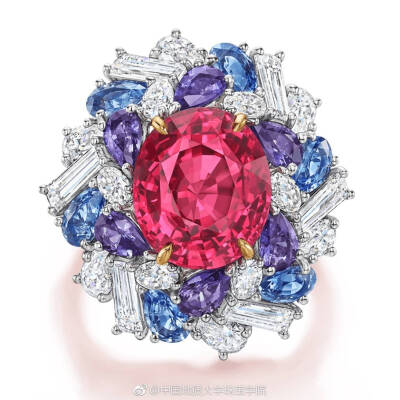  Harry Winston 的 Winston Candy系列的灵感可追溯至品牌于1950至60年代期间的珍藏设计稿，这些设计稿勾勒出色彩绚丽的鸡尾酒戒指设计概念。