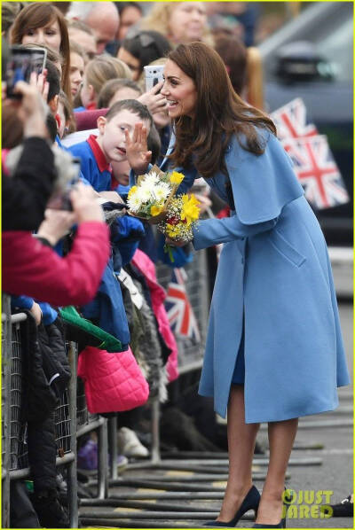 Kate M和她的丈夫Prince William 28日在北爱尔兰Ballymena ​​​
（这件大衣的蓝色莫名很“皇家”）