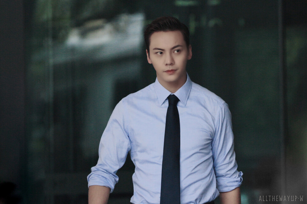 【陈伟霆 William Chan】风暴舞 李俊杰 探班 4796 x 3197 px (图源：微博 @ALLTHEWAYUP·W weibo.com/6542159223/HgB3wh5sx)