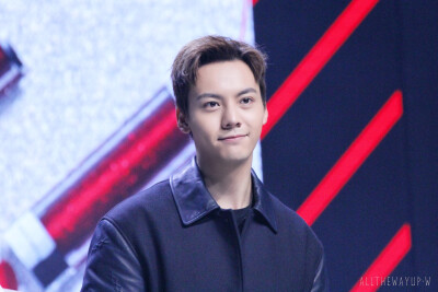 【陈伟霆 William Chan】180920 Maybelline 美宝莲纽约亚太区代言人 美宝莲星钻小灯管发布会 4281 x 2854 px (图源: 微博@ALLTHEWAYUP·W weibo.com/6542159223/HgB3wh5sx)