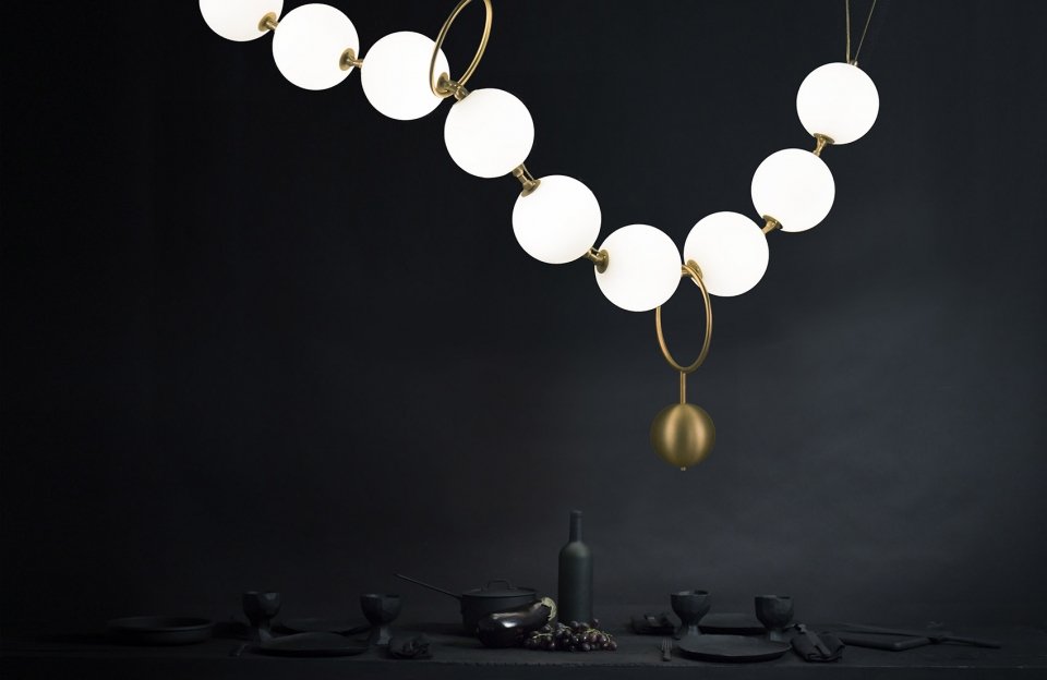 【能照明的“项链”】一款融合了珠宝与灯光设计的优雅灯具，这款灯具由10个手工吹制的圆形光源构成，看上去犹如一串温润的珍珠项链。