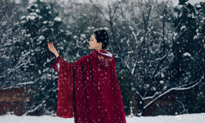 #雪景客集#
《江天暮雪》
天將幕，雪亂舞，半梅花半飄柳絮
妝造：@化妝師汪汪
攝影：@G若男
出境客妹@大飛努力去黑眼圈20年 