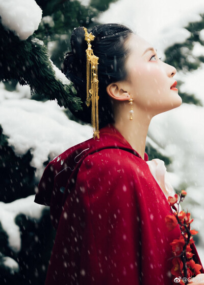 #雪景客集#
《江天暮雪》
天將幕，雪亂舞，半梅花半飄柳絮
妝造：@化妝師汪汪
攝影：@G若男
出境客妹@大飛努力去黑眼圈20年 